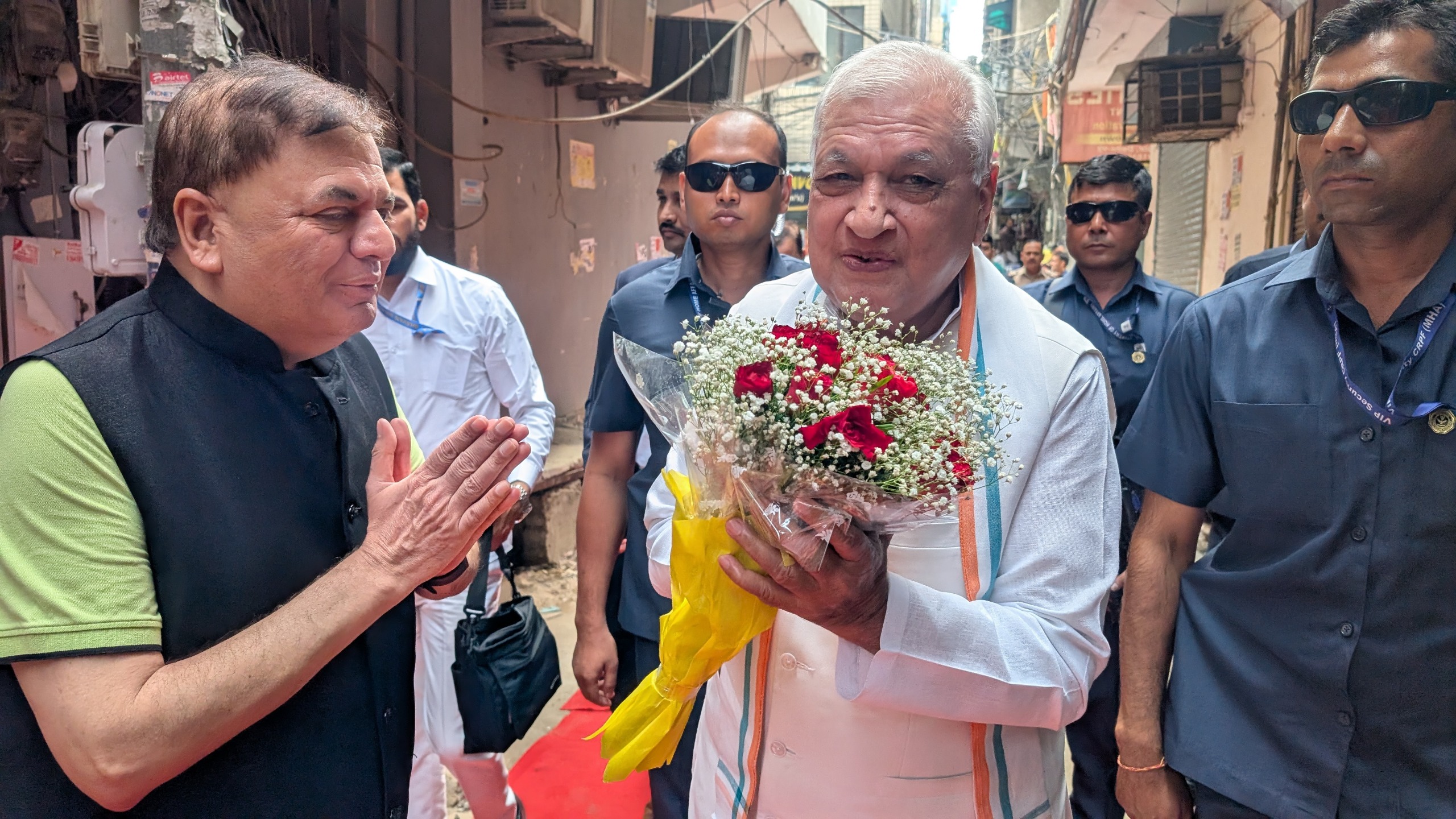 राज्यपाल आरिफ़ मोहम्मद खां ने प्रदीप सरदाना को घर जाकर दी पत्रकारिता की स्वर्ण जयंती की बधाई