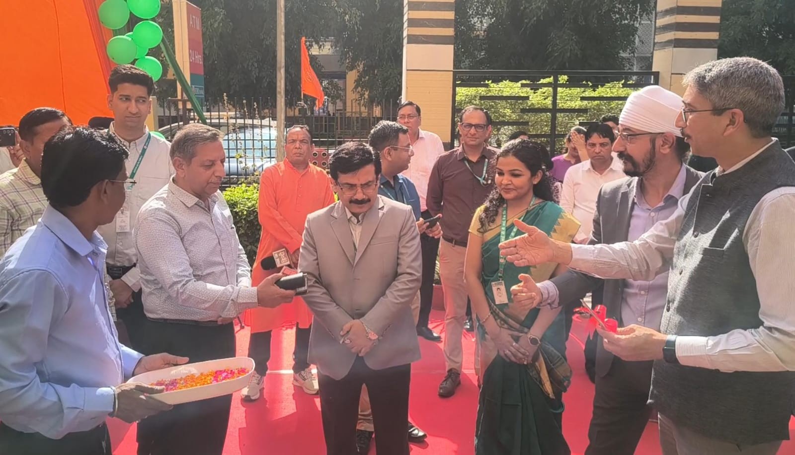 नोएडा के सेक्टर-75 में आईडीबीआई बैंक की नई शाखा का उद्घाटन