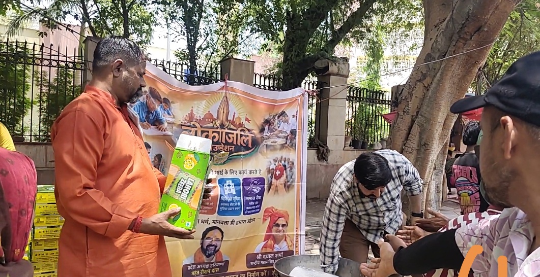 निर्जला एकादशी पर लोकांजलि फाउंडेशन  ने राहगीरों एवं श्रद्धालुओं  को जलजीरा वितरण  किया।