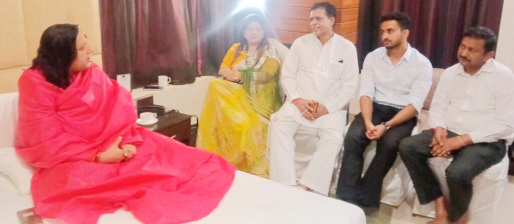 जगतगुरु संतोषानंद जी महाराज के गाजियाबाद आगमन पर उमड़ा श्रद्धालुओं का सैलाब।
